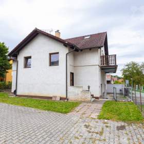 Foto inzerátu Prodej dvougeneračního domu 9+2 s garáží v Praze 9 - Vinoř.