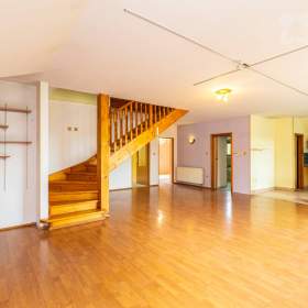 Foto inzerátu Prodej dvougeneračního domu 9+2 s garáží v Praze 9 - Vinoř.