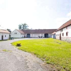 Foto inzerátu Zemědělská usedlost, RD 5+1, pozemek 160 435 m2, Polerady u Prahy