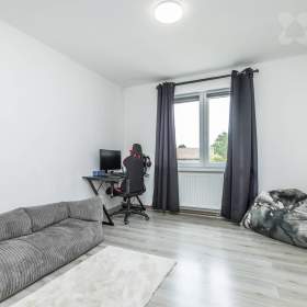 Foto inzerátu Byt 3+kk po rekonstrukci, s klimatizací, sklepem a dvojgaráží, Budihostice