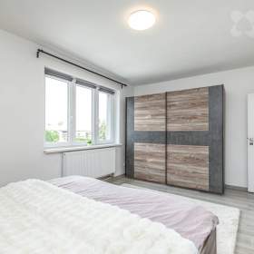 Foto inzerátu Byt 3+kk po rekonstrukci, s klimatizací, sklepem a dvojgaráží, Budihostice