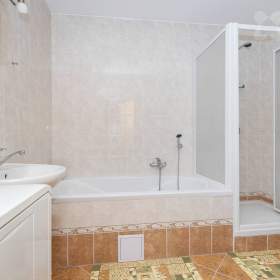 Foto inzerátu Pronájem prostorného rodinného domu v klidné části Dvora Králové