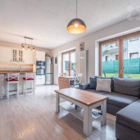 Nové rodinné plně vybavené 4+kk 84m2 s 195m2 zahradou / 19624243