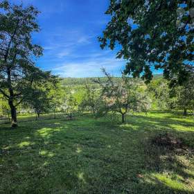 Foto inzerátu Stavební pozemek o výměře 1600 m2 v obci Týnec nad Sázavou-Podělusy, okr, Benešov