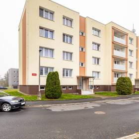 Prodej krásného zrekonstruovaného bytu 3+kk (78 m² ) se zahradou a garáží / 19647891