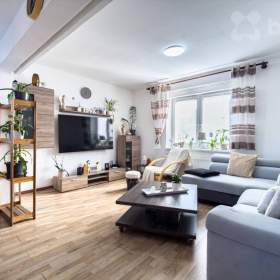 Foto inzerátu Prodej rodinného domu s pneuservisem a kadeřnictvím