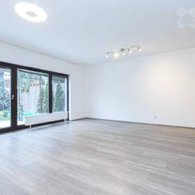 Foto inzerátu Prodej bytu1+kk 45m2 s předzahrádkou 50m2 + Park. stání 29m2, Nepomuckých Letňany