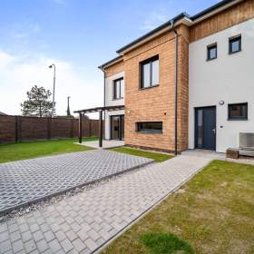 Foto inzerátu Pronájem novostavby 5+kk se zahradou, Hradec Králové