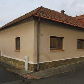 Fotka k inzerátu Pronájem kompletně vybaveného rodinného domu 3+1 s parkováním, vlastní garáží a zahrádkou / 19432539