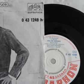 Foto inzerátu Deska s Karlem Gottem z roku 1971.