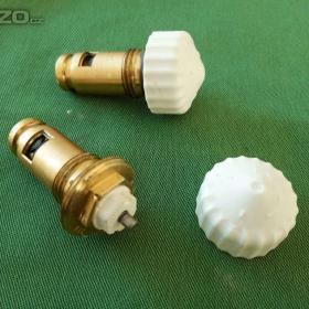 Fotka k inzerátu Thermo ventily do radiátoru se spodním přívodem. / 15727073