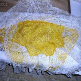 Fotka k inzerátu Prodám: ručně pletené a háčkované ubrusy, bílé a žluté, stáří cca 60 let / 15438992