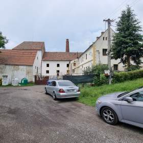 Prodej komerčního areálu 6.674 m², Královice u Zlonic, okres Kladno / 19133208