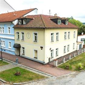Prodej objekt se dvěma BJ 5+kk a 2+1/T/G, nebytovým prostorem na Masarykově náměstí v Protivíně / 19569980