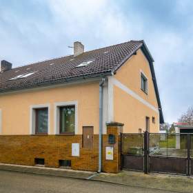 RD 4+1, pozemek 658 m2, garáž, sklep, bazén / 19614503