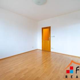 Foto inzerátu Pronájem prostorného bytu 3+1 s balkónem (85,5m²) a vlastní garáží (22 m²), os. vl., Ostrava-Michál