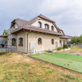 Foto inzerátu Prodej domu, 6+1, 2 NP + 1 PP, 2x garáž, 363,6 m2, pozemek 927 m2, Maková, Sibřina, Praha - východ