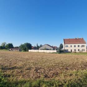 Nabízíme tři pozemky v obci Doloplazy u Prostějova o celkové ploše 2 728 m2 s možností výstavby RD / 19387744