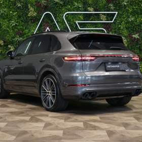 Foto inzerátu Porsche Cayenne TURBO*PCCB*PDCC*TAŽNÉ*ZÁRUKA
