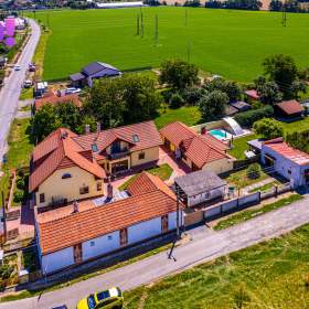 Foto inzerátu Prodej dvougeneračního rodinného domu, 442 m², pozemek 2 875 m², Červenka