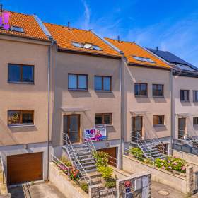 Foto inzerátu Prodej řadového rodinného domu 5+kk se zahradou a dvougaráží, Praha 8 - Staré Ďáblice