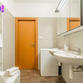 Foto inzerátu Prodej řadového rodinného domu 5+kk se zahradou a dvougaráží, Praha 8 - Staré Ďáblice