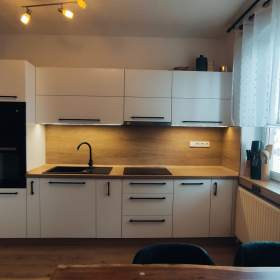 Prodej bytu 3+kk, cca 75 m² v obci Klokočov u Vítkova se třemi sklepy, parkováním a lodžií / 19569367
