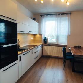 Prodej bytu 3+kk, cca 75 m² v obci Klokočov u Vítkova se třemi sklepy a lodžií / 19569367