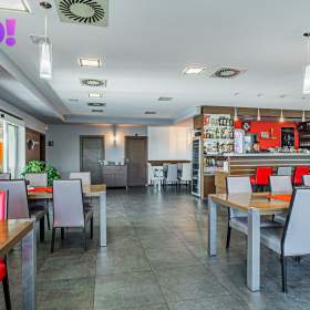 Foto inzerátu Prodej komerčního objektu s restaurací s 4 tenisovými kurty a 5 byty
