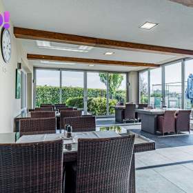 Foto inzerátu Prodej komerčního objektu s restaurací s 4 tenisovými kurty a 5 byty