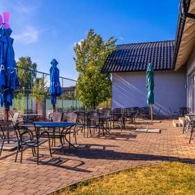 Foto inzerátu Prodej komerčního objektu s restaurací s 4 tenisovými kurty a 5 byty