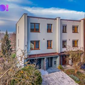 Fotka k inzerátu Luxusně zrekonstruovaný řadový dům 239 m² s pozemkem 508 m², na ul. Hýlová, Ostrava – Výškovice / 19382660