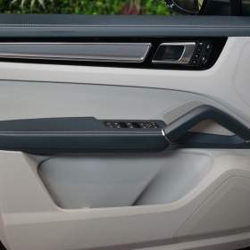 Foto inzerátu Porsche Cayenne E-HYBRID*360*PANO*TAŽ*PASM*CHR