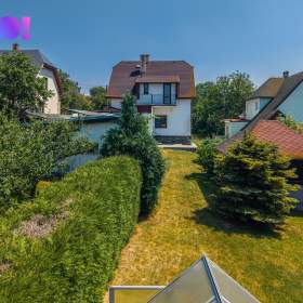 Prostorný rodinný dům 4+1 s obytnou plochou téměř 200 m², zimní zahradou, sklepem a krásným výhlede / 19916011