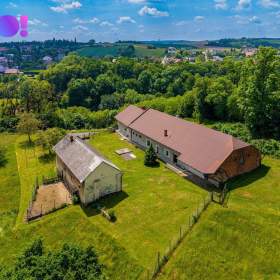 Foto inzerátu Prodej jedinečné vesnické usedlosti v obci Plesná – ul. Akátová, okres Ostrava