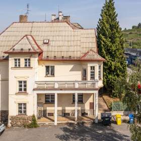 Prvorepubliková vila 15+3,176 m2, obytná plocha 287,45 m2, užitná 482,35 m2 , podíl 56/96 Modřany / 19574010