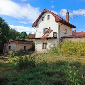 Prodej RD /Chata 60m2, obytná 85 m2 /balkon, pozemek 390 m2, zahrada 320 m2 k rekonstrukci. / 19587614