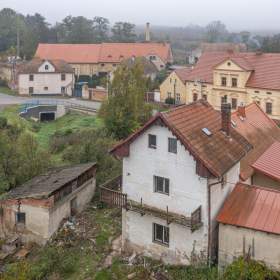 Foto inzerátu Prodej RD /Chata 60m2, obytná 85 m2 /balkon, pozemek 390 m2, zahrada 320 m2 k rekonstrukci.