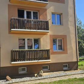 Foto inzerátu Světlý byt 3+1 72 m2, balkon, sklep, 2 NP třípodlažního domu k rekonstrukci.