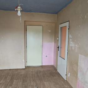 Foto inzerátu Světlý byt 3+1 72 m2, balkon, sklep, 2 NP třípodlažního domu k rekonstrukci.