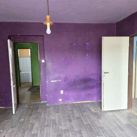 Foto inzerátu Světlý byt 3+1 72 m2, balkon, sklep, 2 NP třípodlažního domu k rekonstrukci.