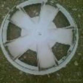 Foto inzerátu Chevrolet-prodám jednu originál poklici,15palcu,pěkná,bez poškození,